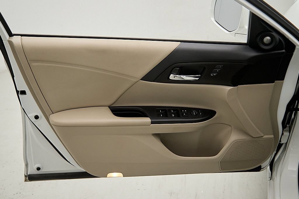 Used 2015 Honda Accord Touring image 10