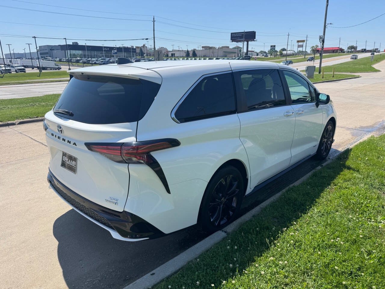Used 2021 Toyota Sienna XSE FWD image 5
