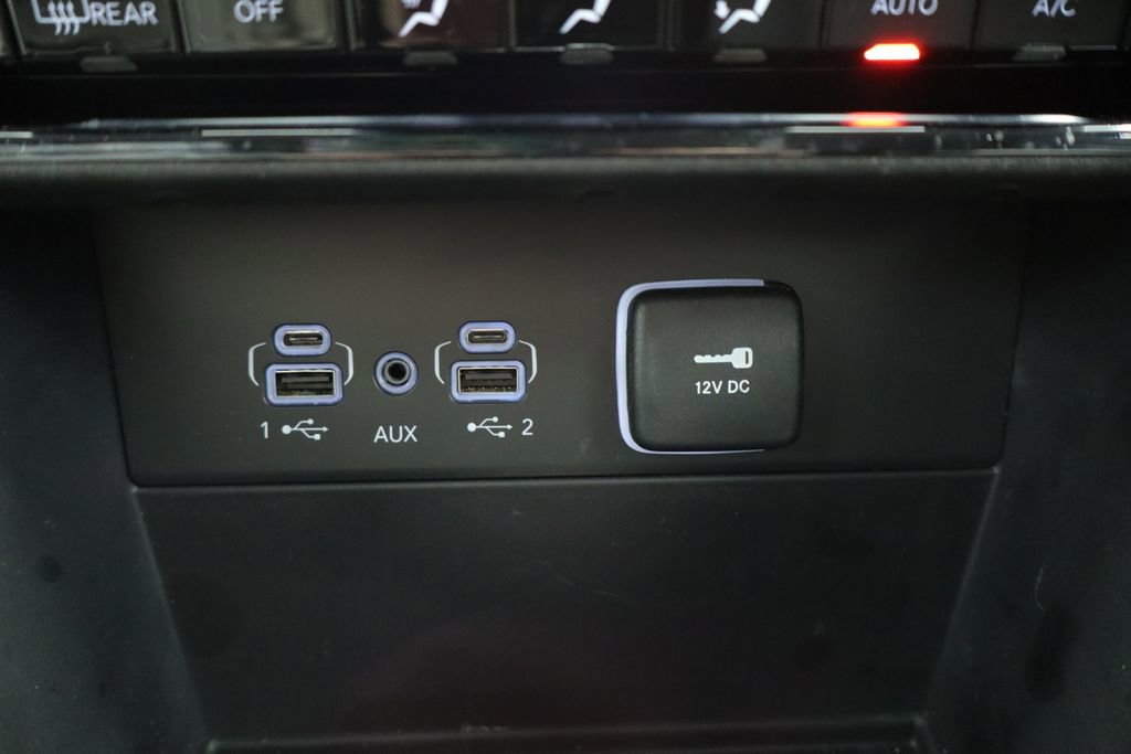 Used 2023 Jeep Grand Cherokee Laredo AWD/4WD image 39
