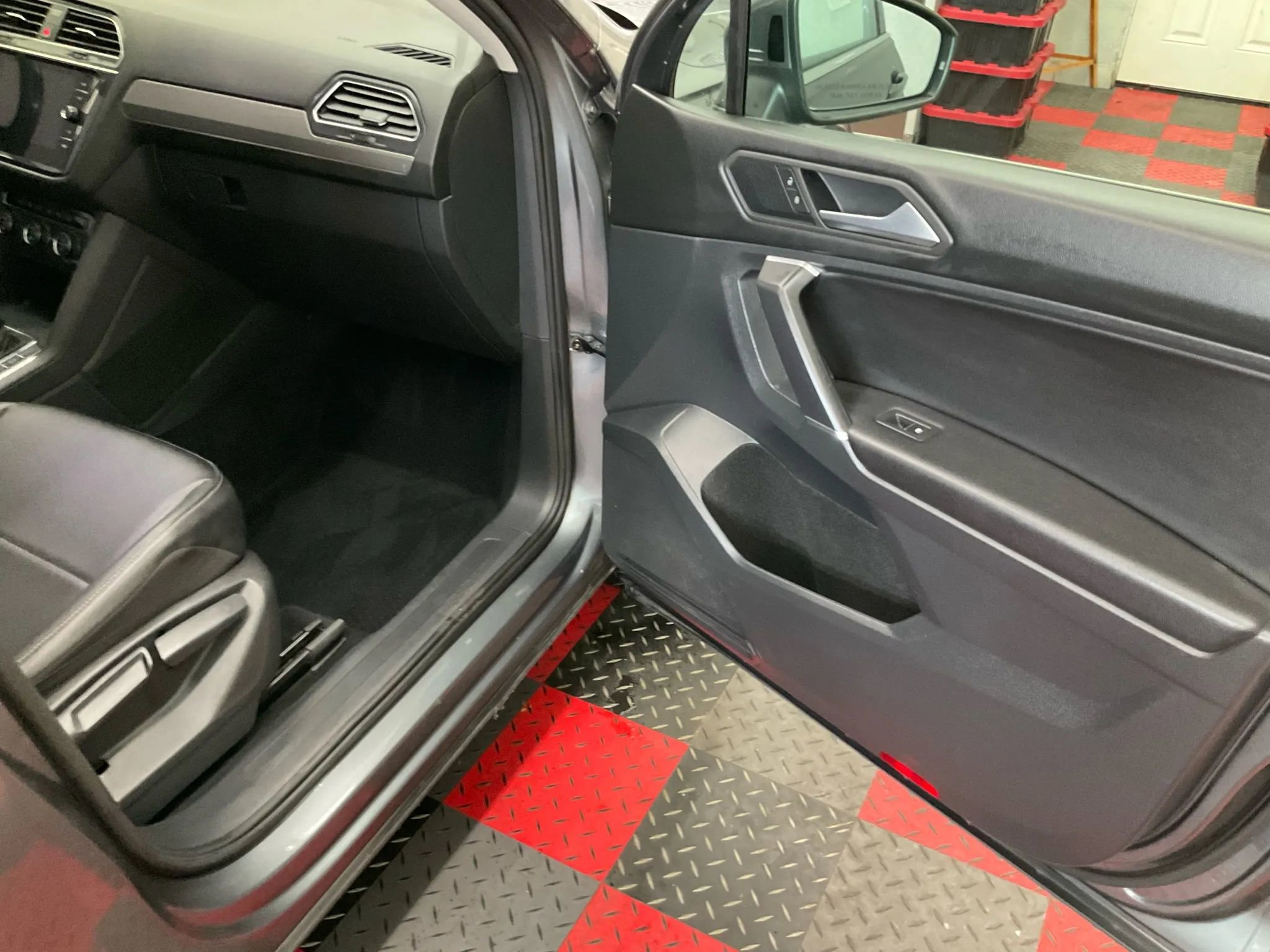 Used 2020 Volkswagen Tiguan SEL AWD/4WD image 6