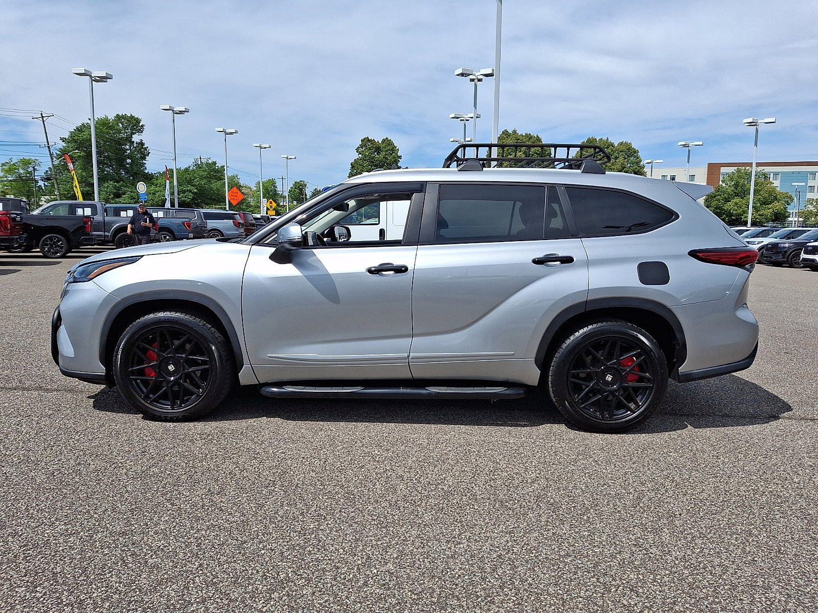 Used 2023 Toyota Highlander XLE FWD image 6