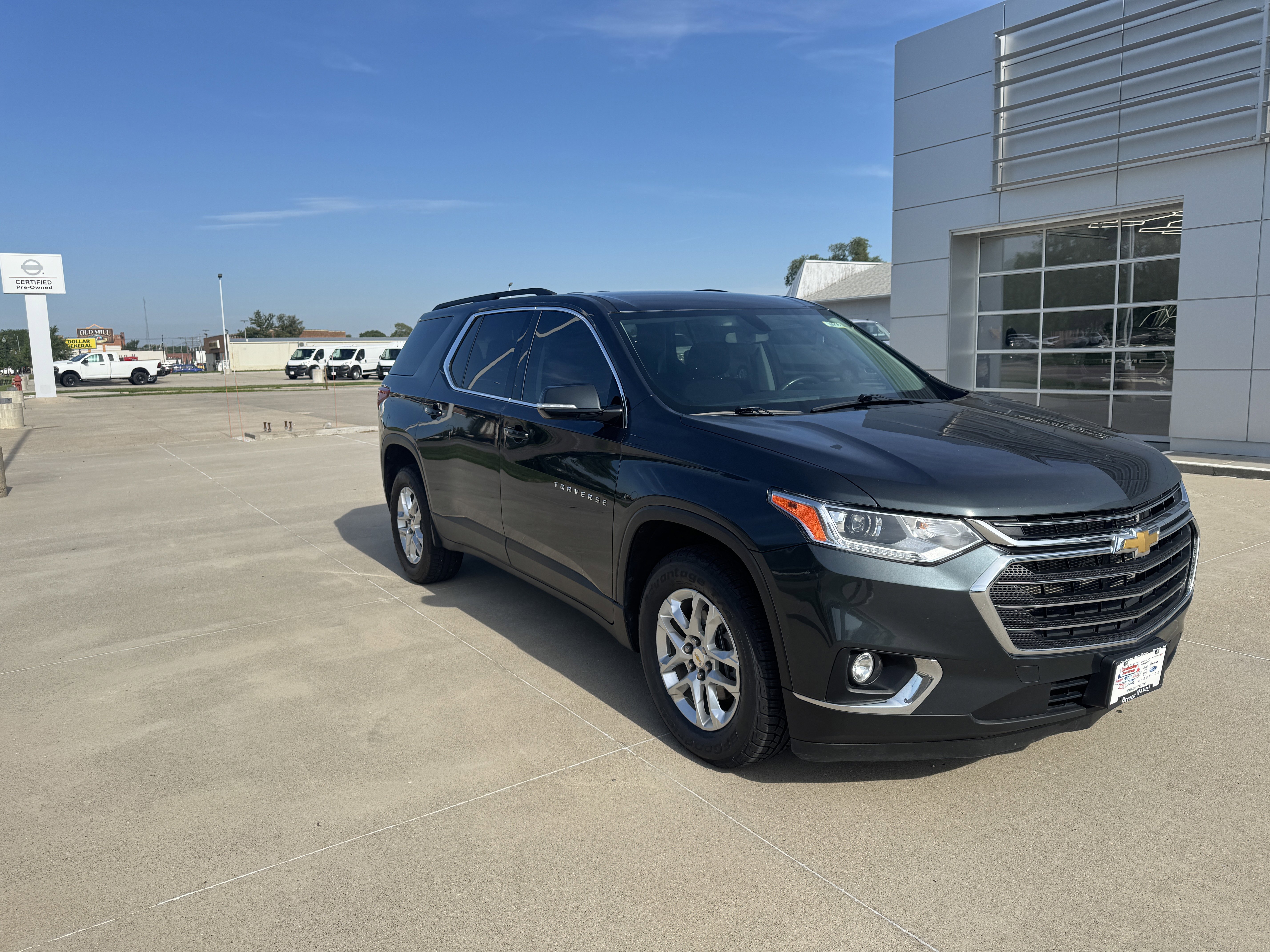 Used 2020 Chevrolet Traverse LT image 2