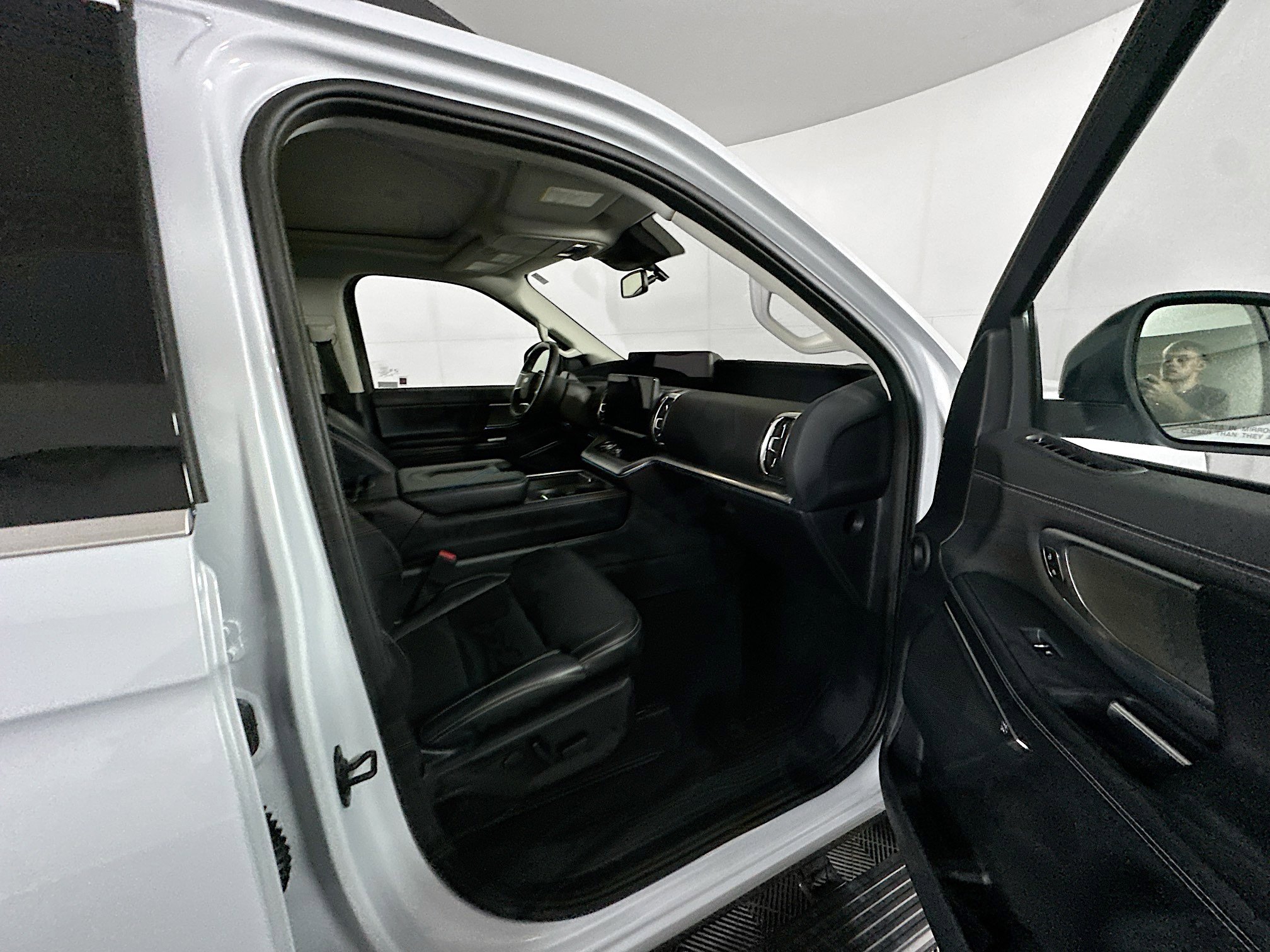 Used 2025 Ford Expedition Platinum image 34