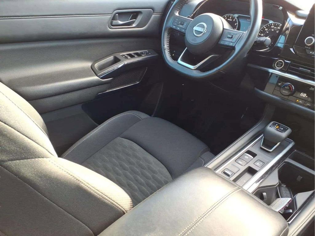 Used 2024 Nissan Pathfinder SV image 9