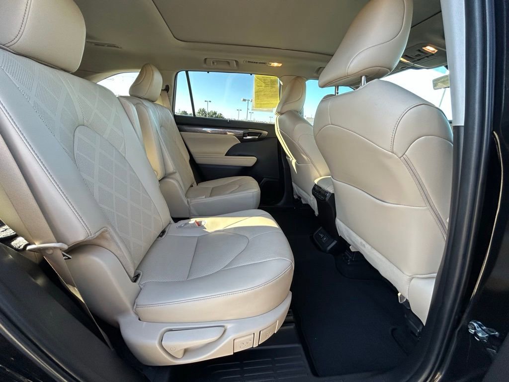 Used 2024 Toyota Highlander Platinum FWD image 29