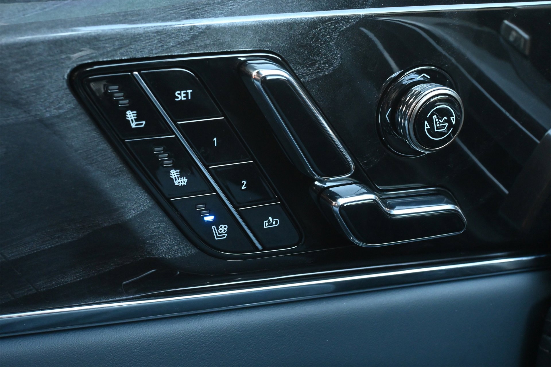 New 2025 Cadillac Escalade IQ Luxury 2 image 16