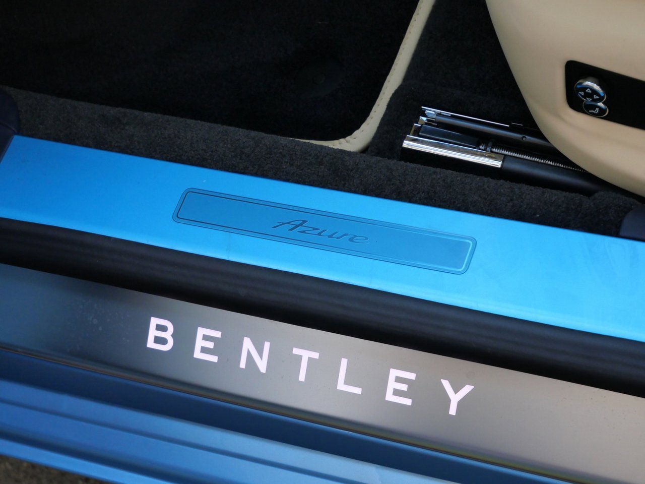New 2026 Bentley Flying Spur Azure image 17