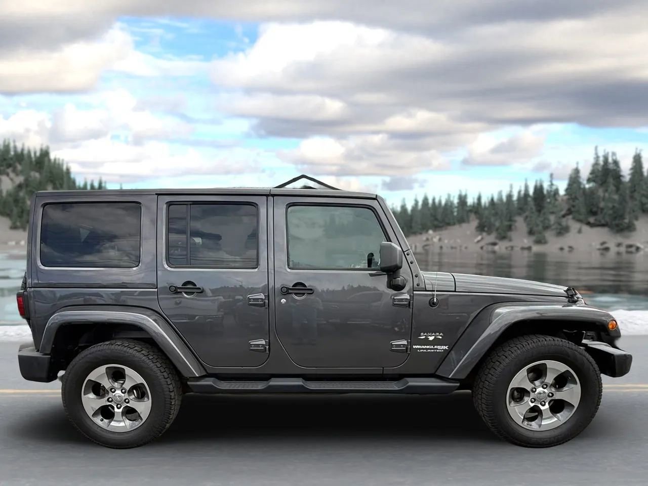 Used 2018 Jeep Wrangler Unlimited Sahara w/ Connectivity Group AWD/4WD image 2