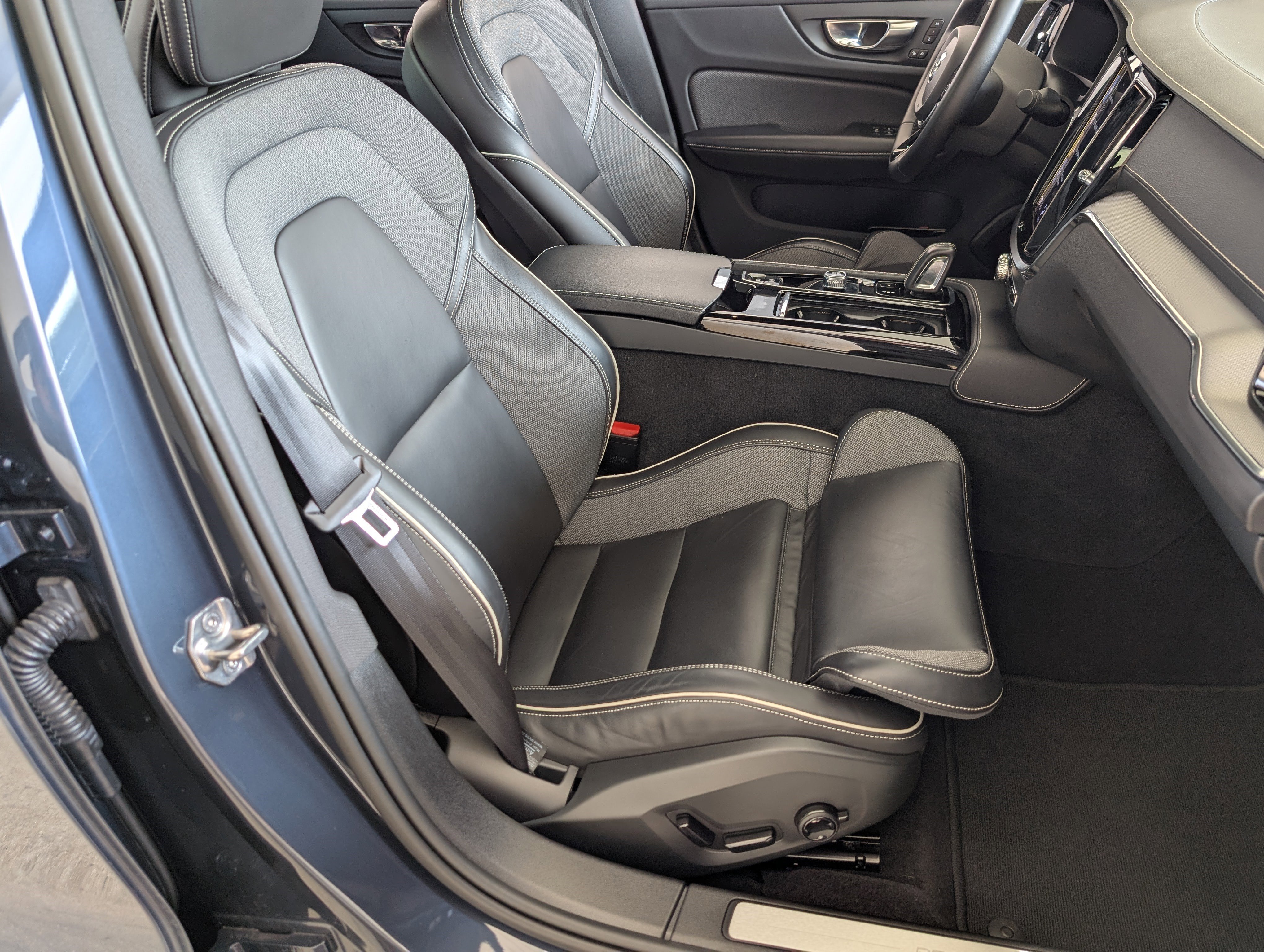 Used 2022 Volvo S60 T8 R-Design image 21