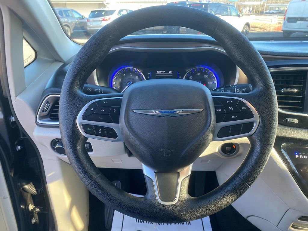 Used 2020 Chrysler Voyager LX image 15