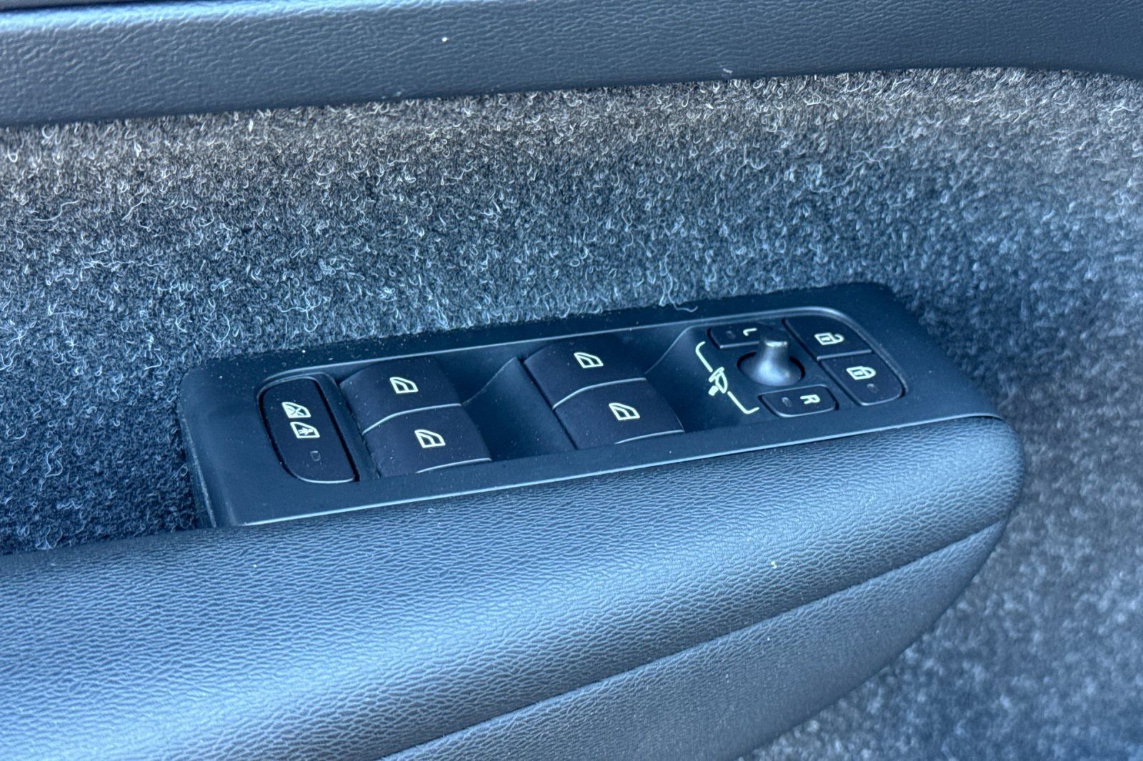 Used 2019 Volvo XC40 T5 Momentum image 13