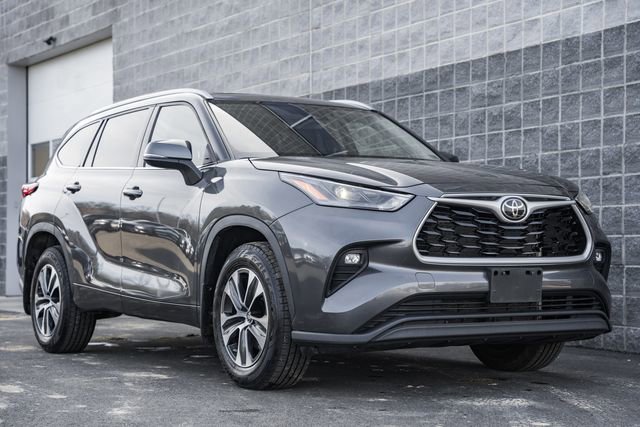 Used 2022 Toyota Highlander XLE image 2