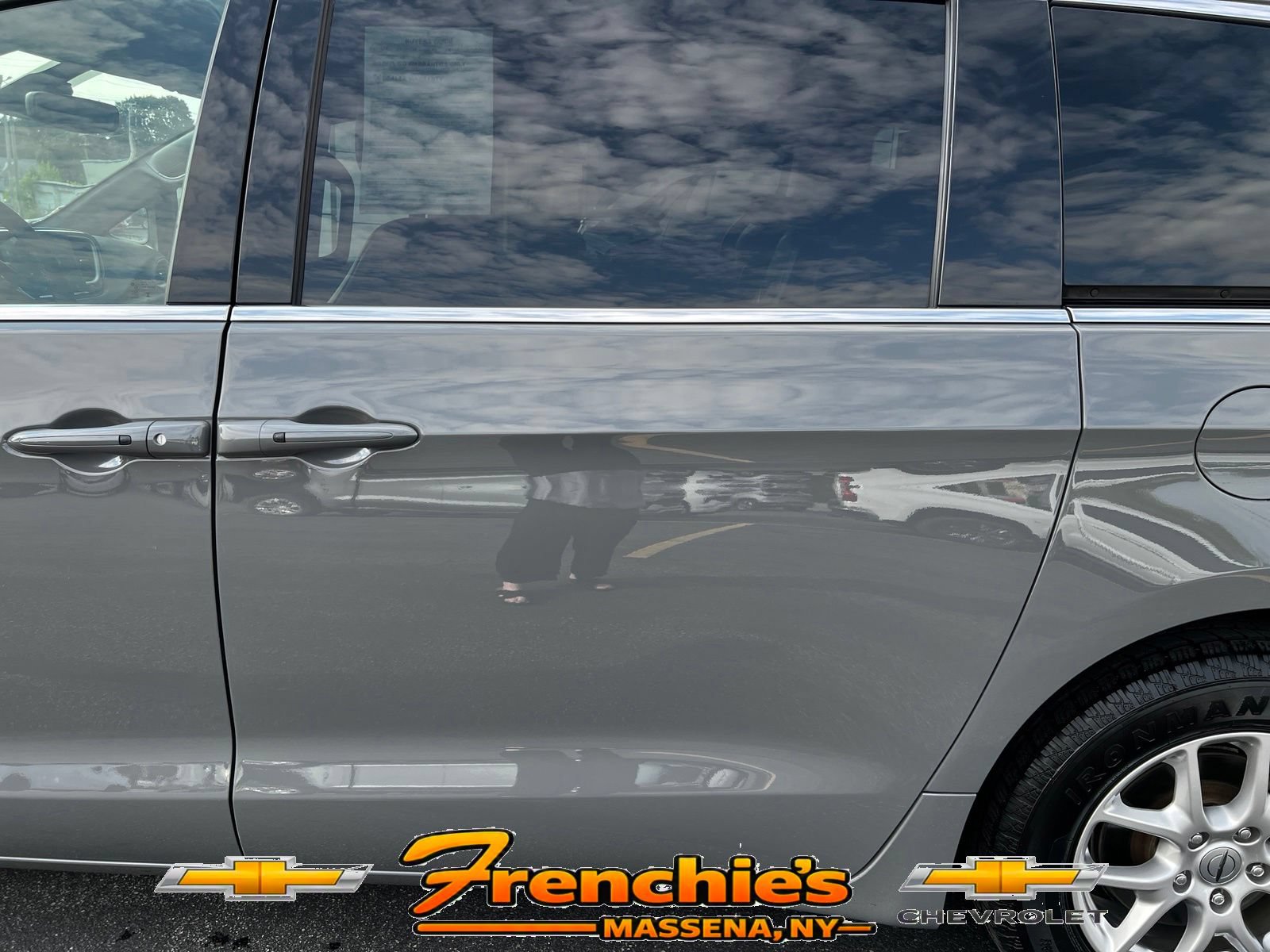 Used 2025 Chrysler Pacifica Select FWD image 8