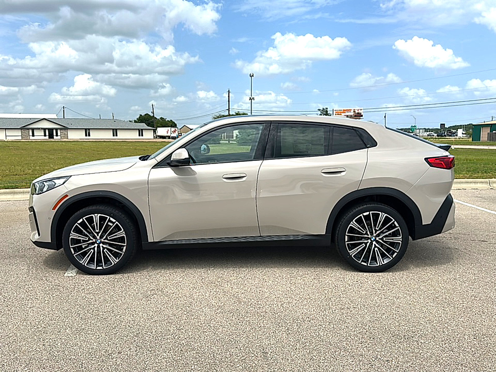 New 2026 BMW X2 xDrive28i w/ Technology Package AWD/4WD image 5