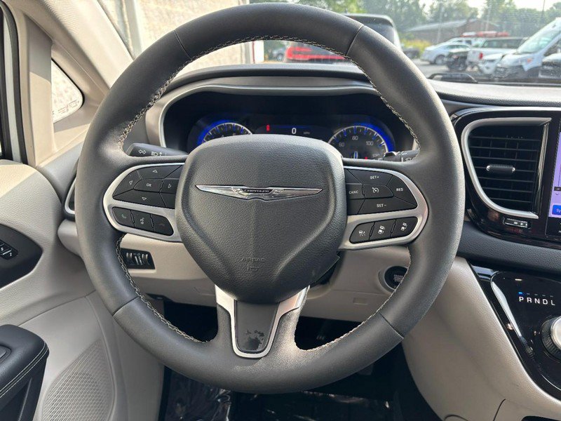 Used 2024 Chrysler Pacifica Touring-L FWD image 16