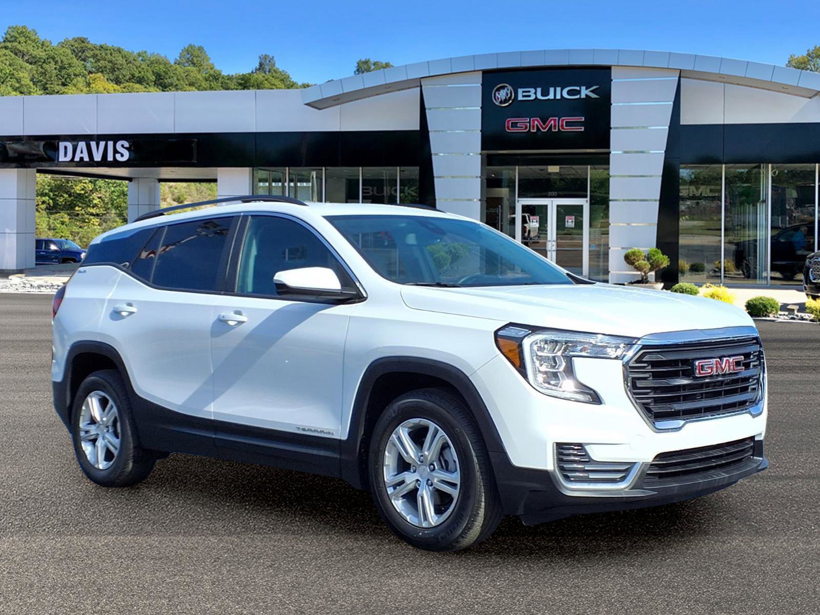 Used 2022 GMC Terrain SLE w/ Driver Convenience Package image 1