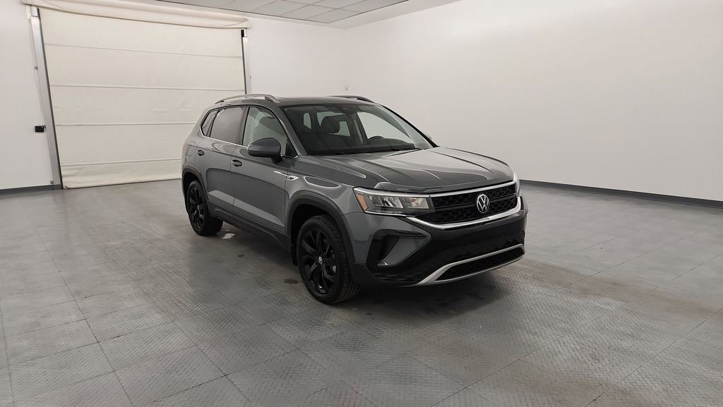 Used 2024 Volkswagen Taos SE w/ Panoramic Sunroof Package