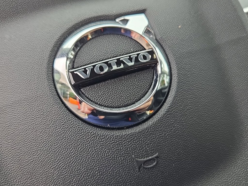 Certified 2025 Volvo XC40 B5 Ultra AWD/4WD image 28