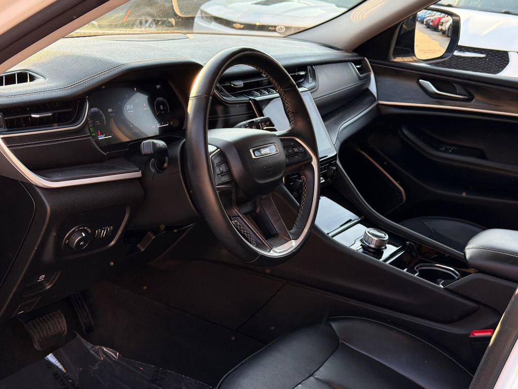 Used 2022 Jeep Grand Cherokee L Limited w/ Black Appearance Package image 15