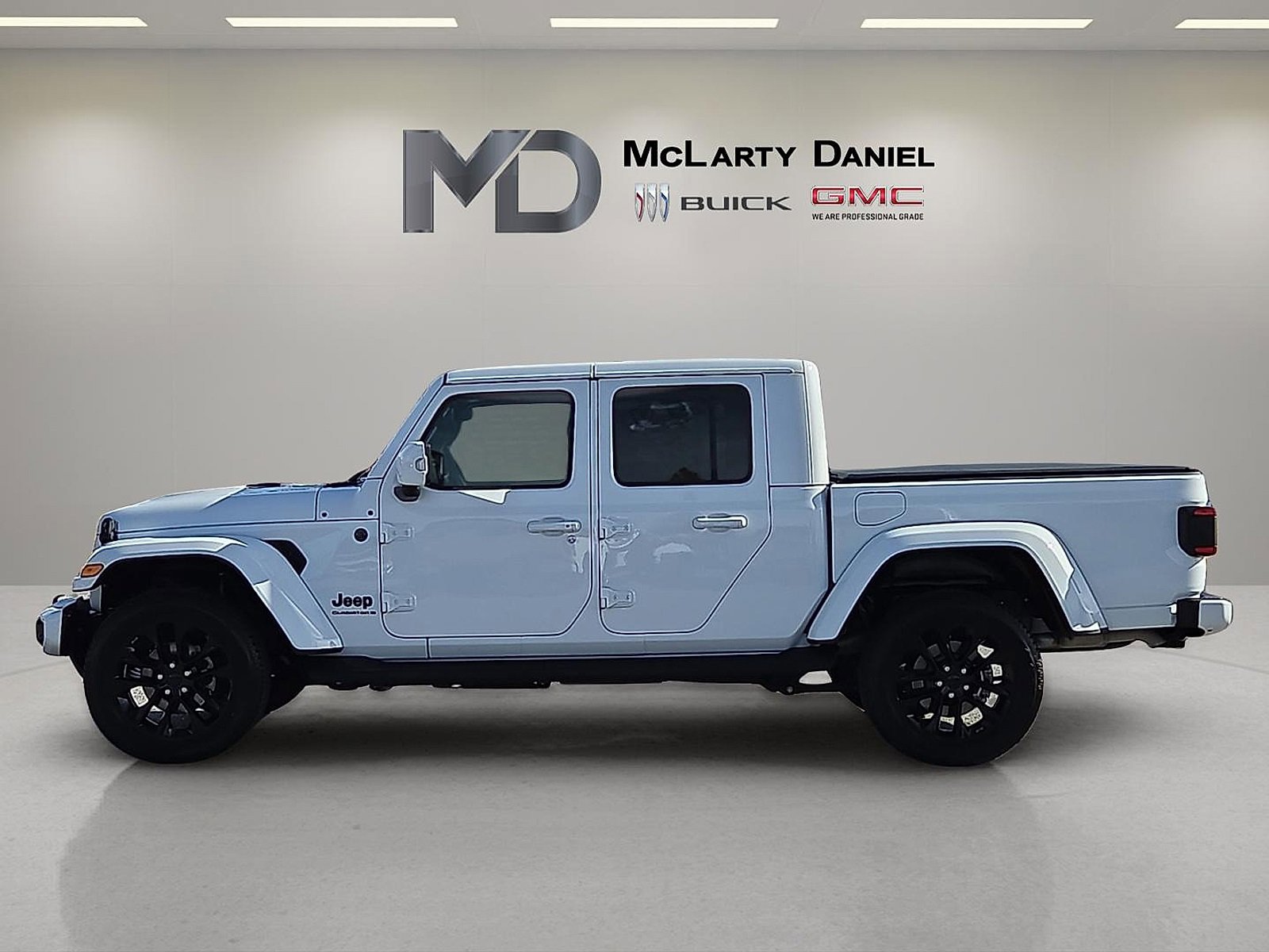 Used 2023 Jeep Gladiator Overland image 3