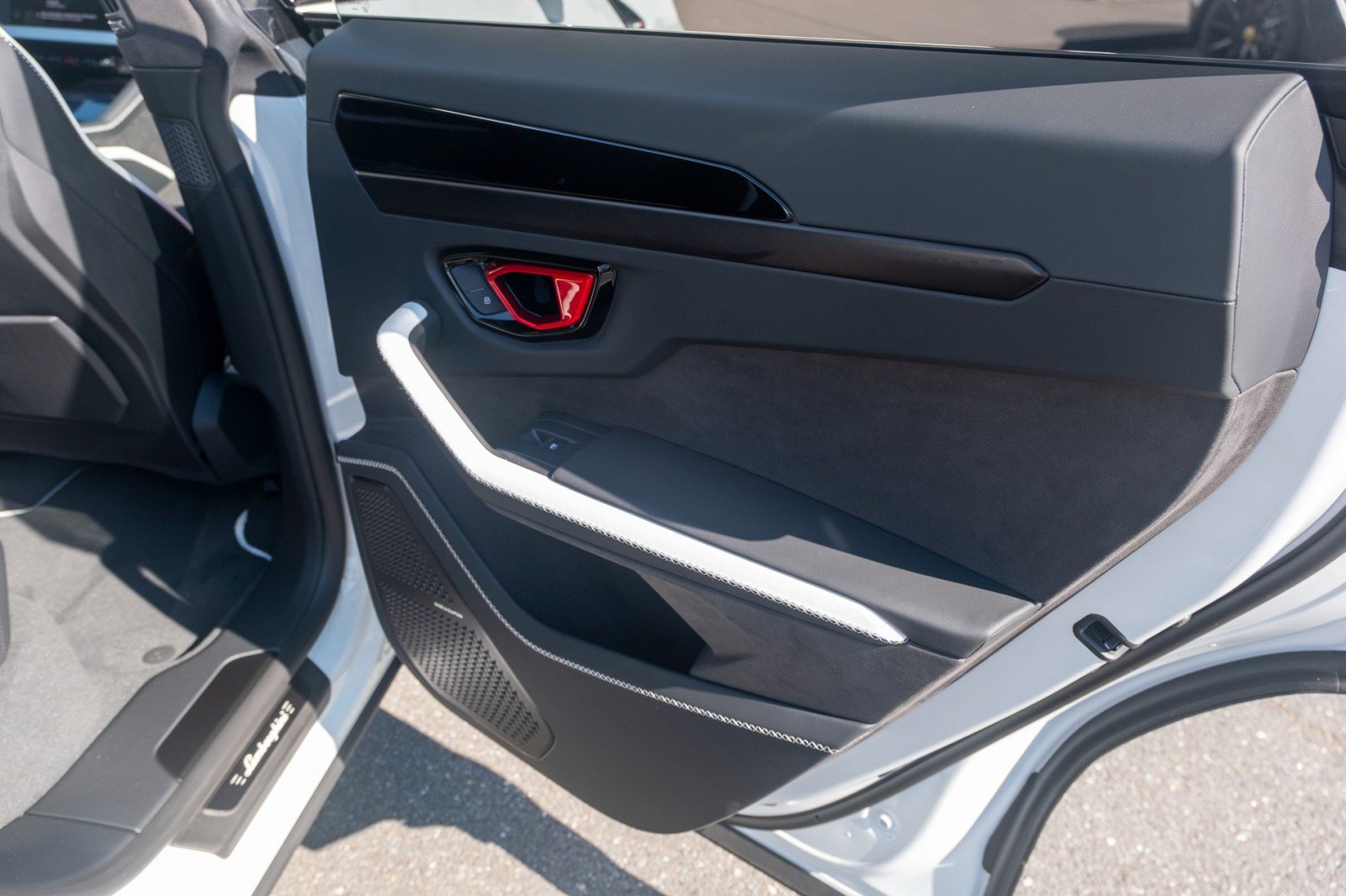 Used 2025 Lamborghini Urus SE AWD/4WD image 16