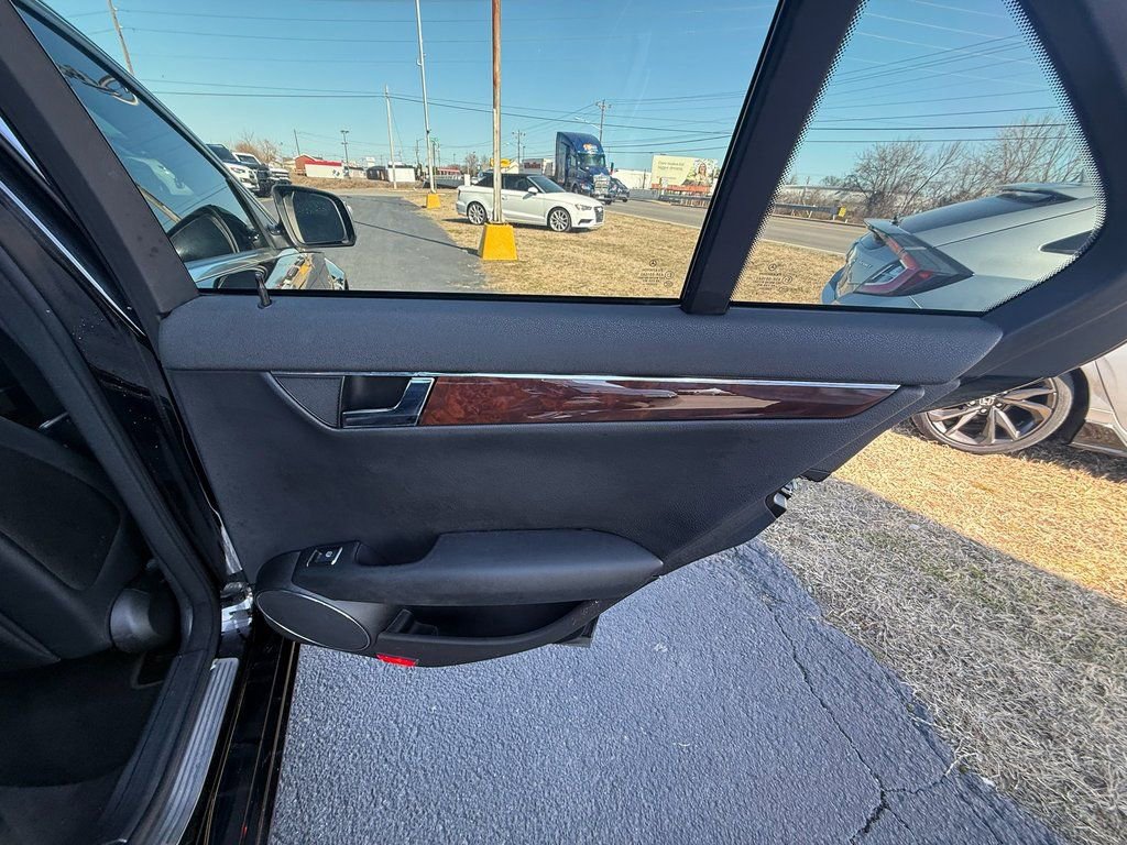 Used 2009 Mercedes-Benz C 300 Sedan image 20