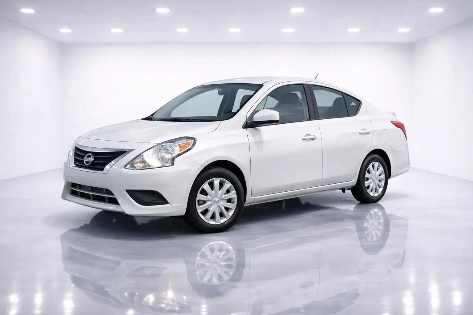 Used 2016 Nissan Versa SV FWD image 1