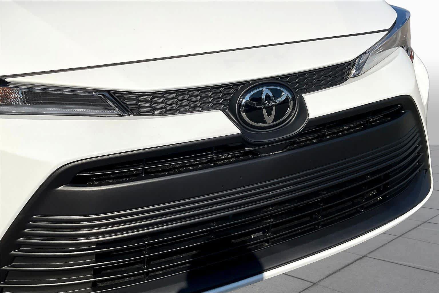 Used 2026 Toyota Corolla LE FWD image 28