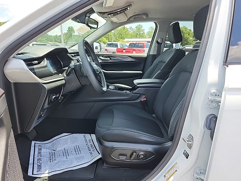 Certified 2023 Jeep Grand Cherokee Laredo image 20