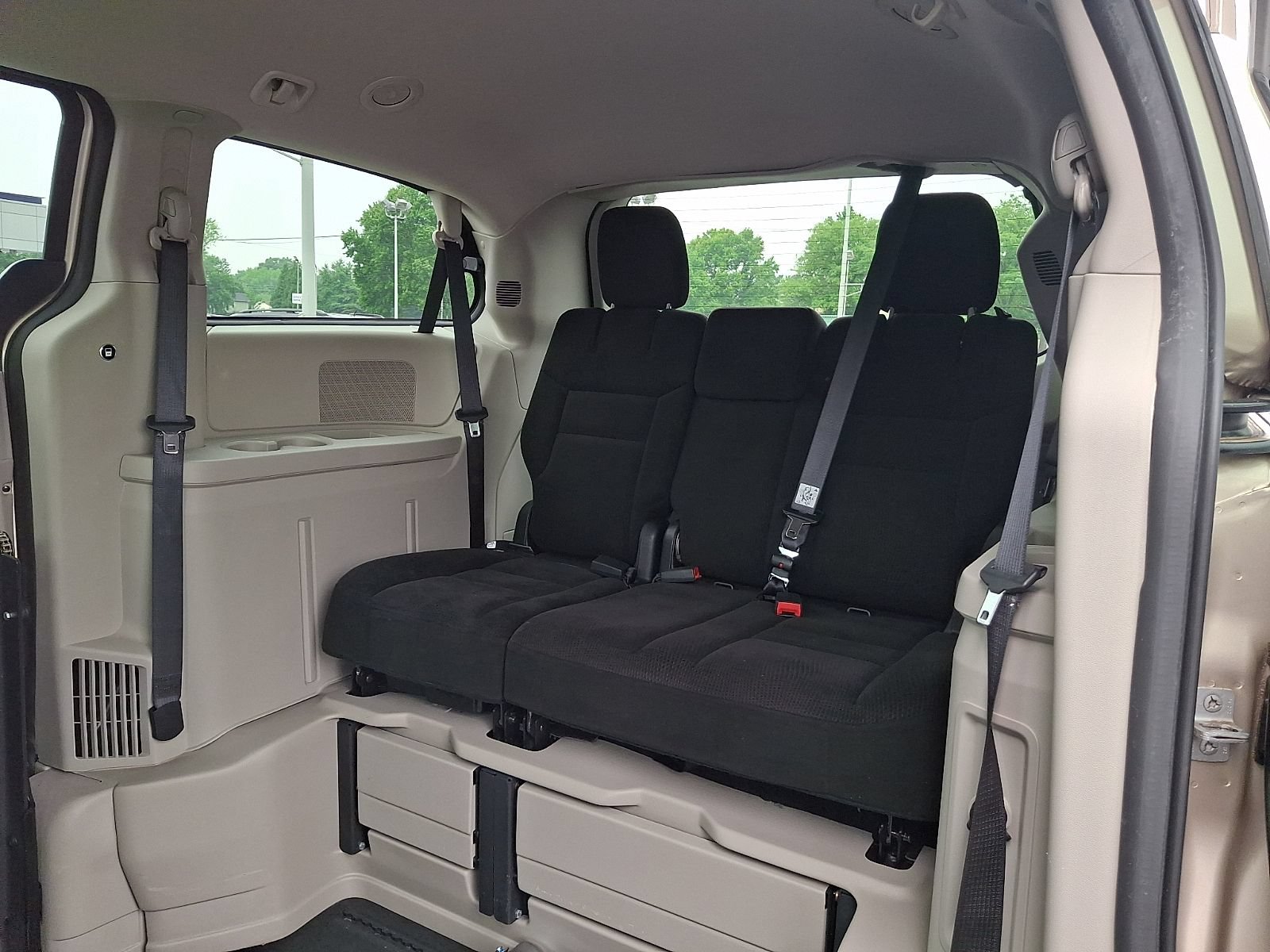 Used 2015 Dodge Grand Caravan SXT w/ Rear Park Assist Package FWD image 13