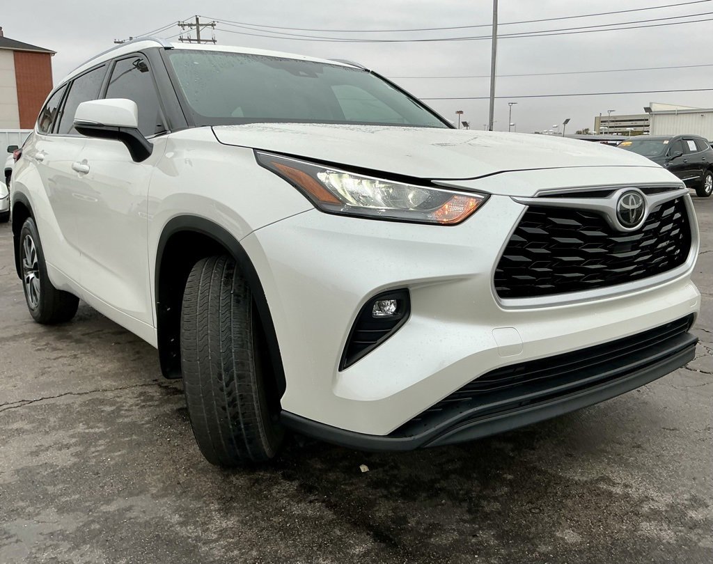 Used 2020 Toyota Highlander XLE image 2