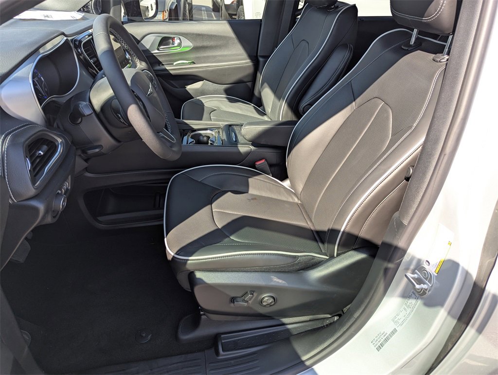 New 2026 Chrysler Pacifica Limited image 12