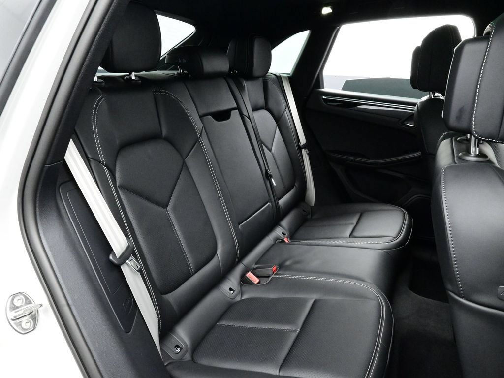 Certified 2026 Porsche Macan AWD/4WD image 17