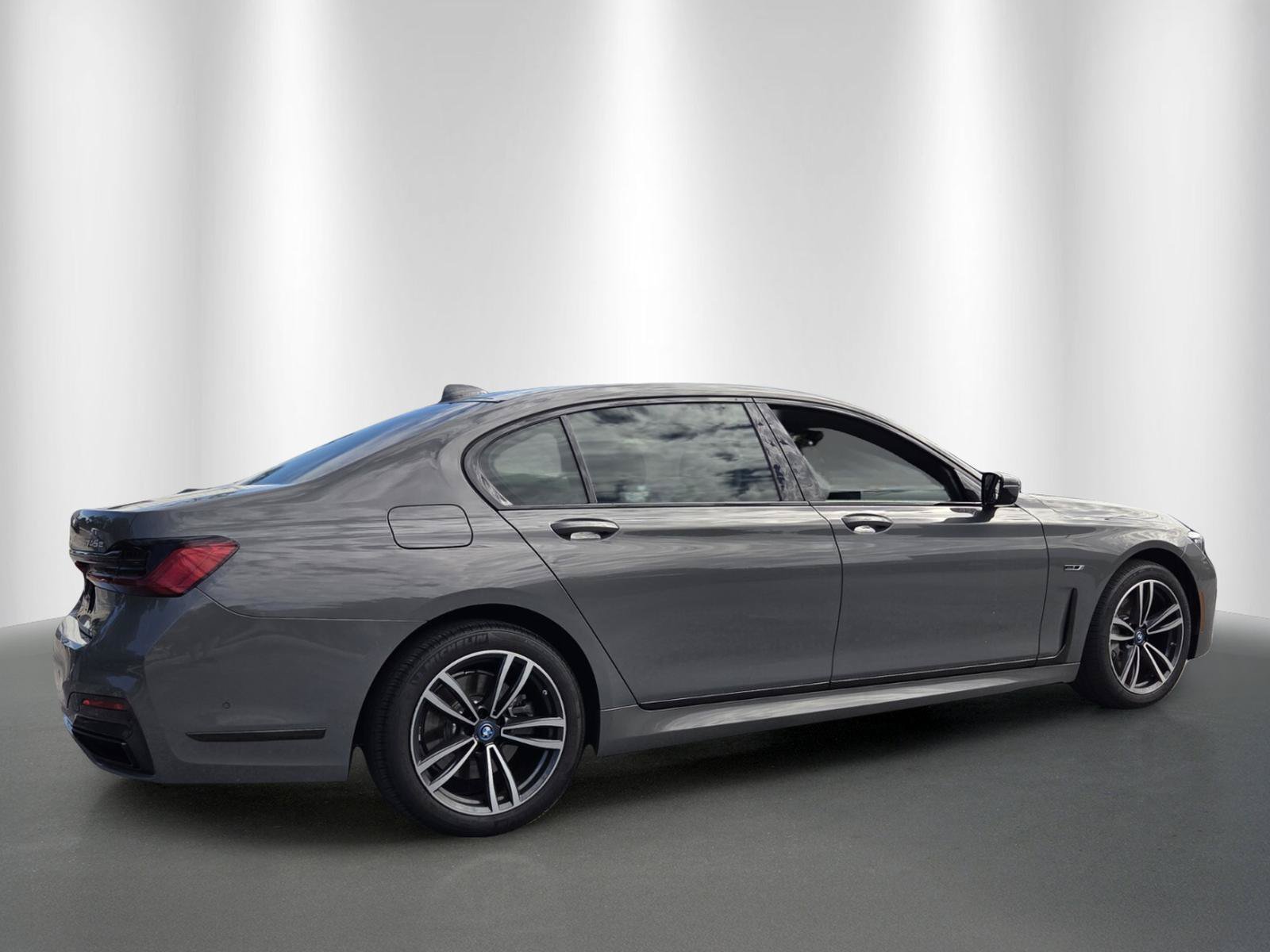 Used 2022 BMW 745e xDrive w/ M Sport Package AWD/4WD image 7