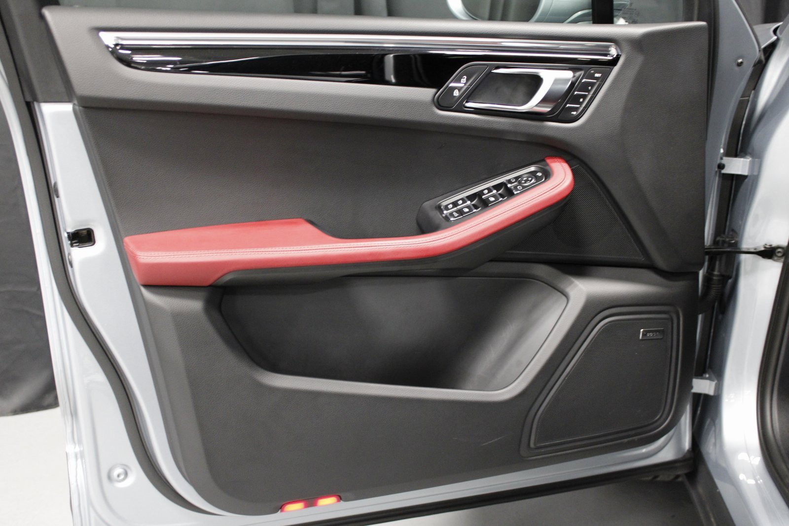 Certified 2025 Porsche Macan image 24