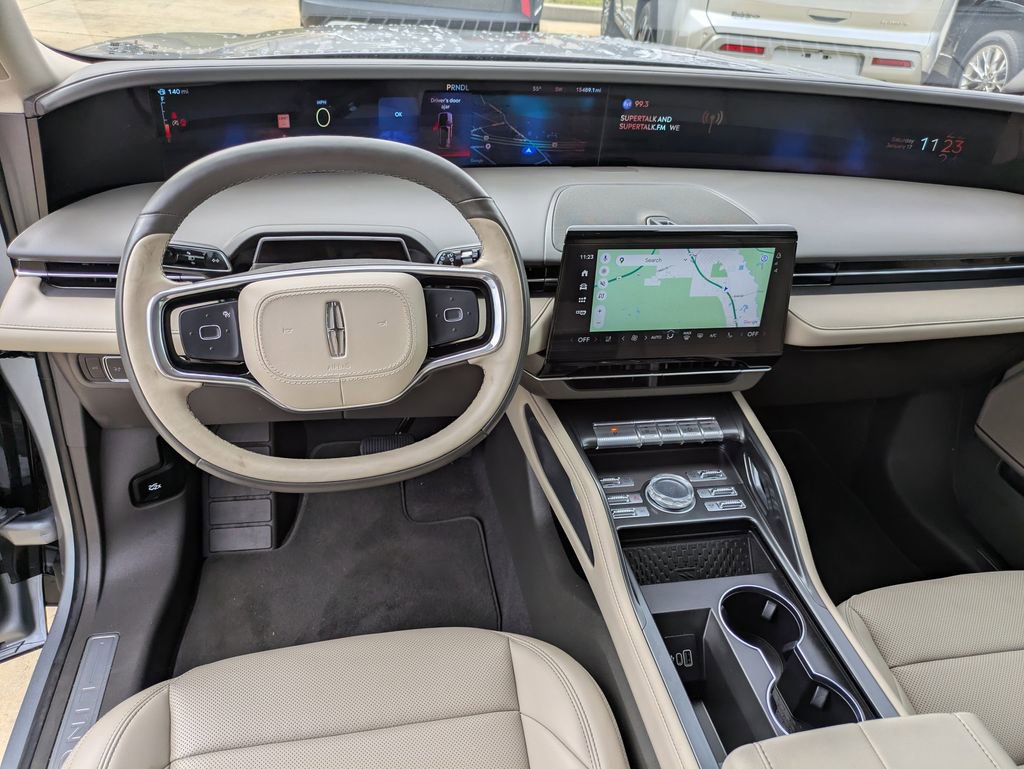 Used 2025 Lincoln Nautilus Premier image 12