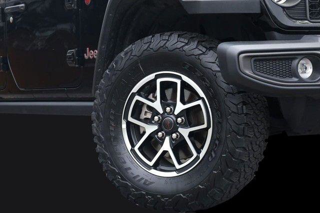 Used 2025 Jeep Wrangler Unlimited Rubicon AWD/4WD image 3