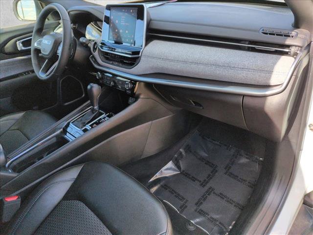 Used 2025 Jeep Compass Latitude image 21