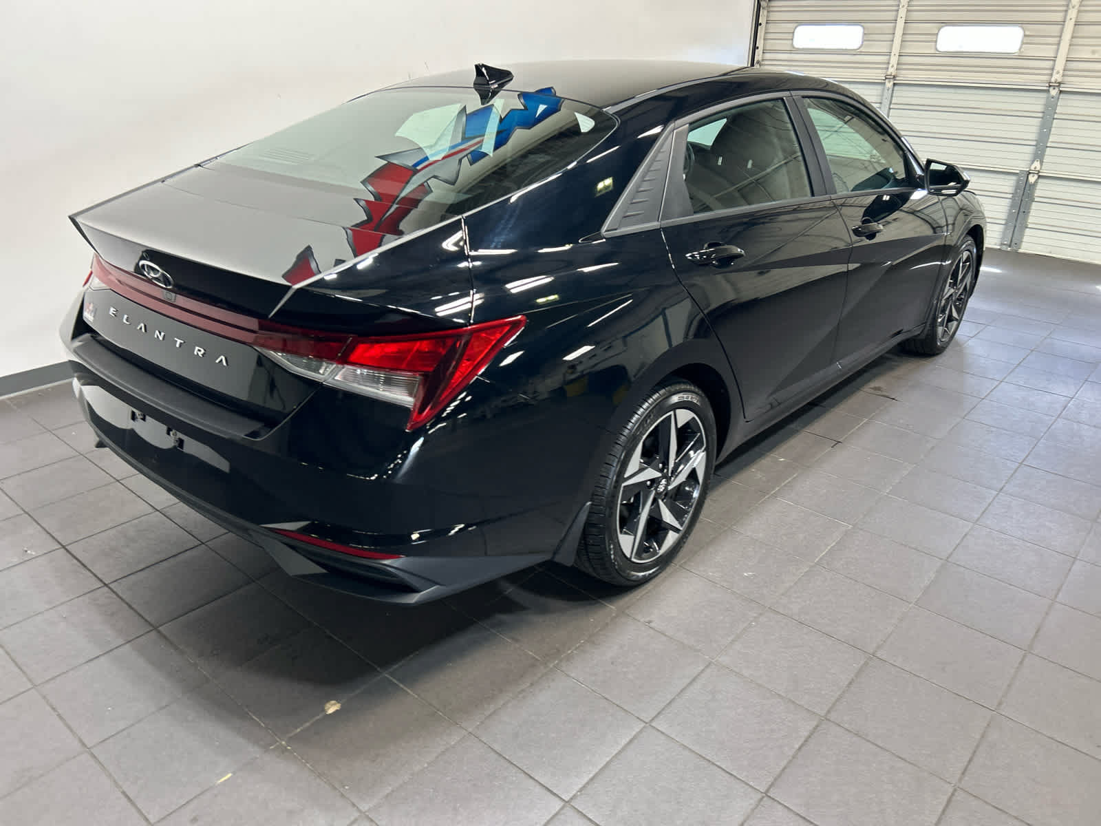 Used 2023 Hyundai Elantra SEL w/ Convenience Package FWD image 3