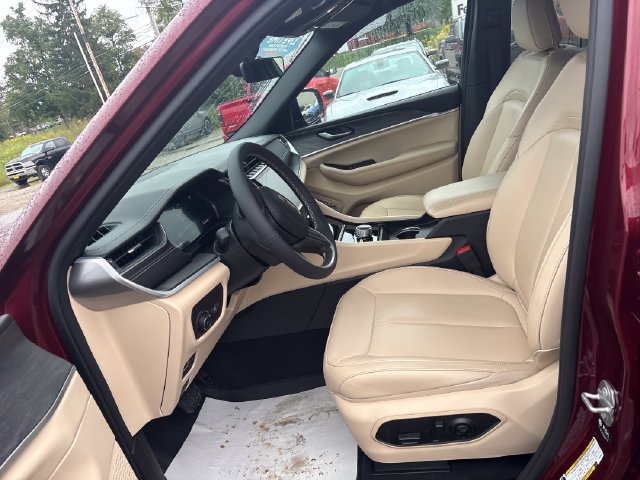 Used 2025 Jeep Grand Cherokee L Limited w/ Black Appearance Package AWD/4WD image 8