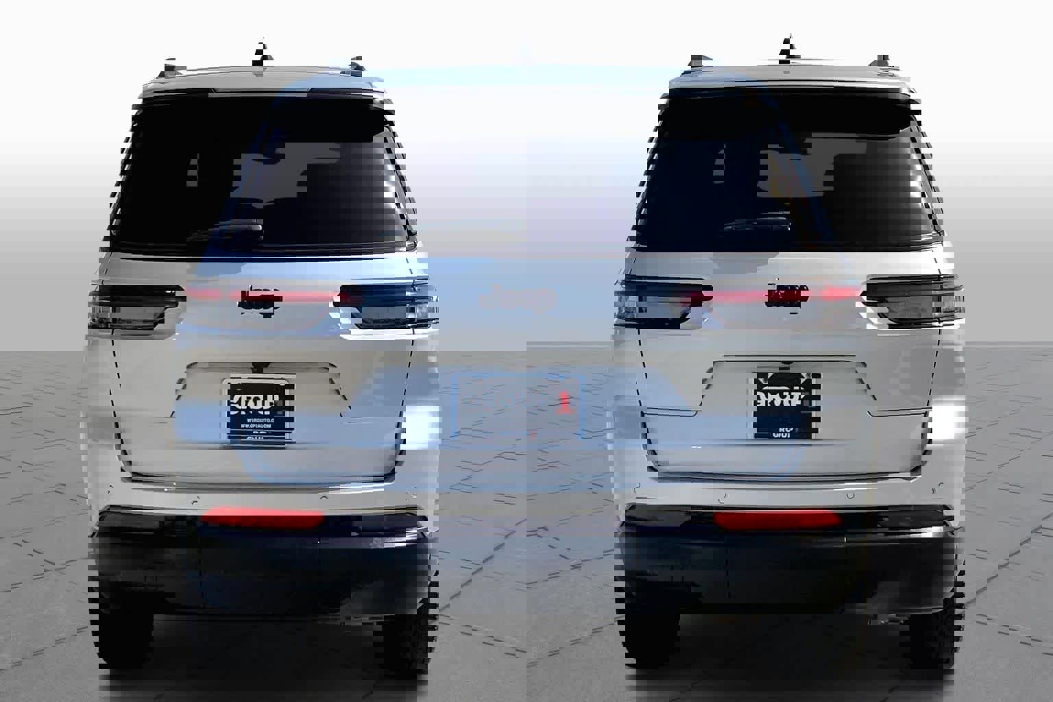 Used 2023 Jeep Grand Cherokee L Laredo image 5