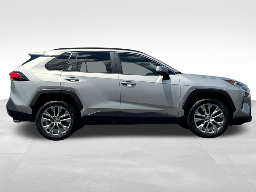 Used 2019 Toyota RAV4 Limited w/ Cold Weather Package FWD image 8