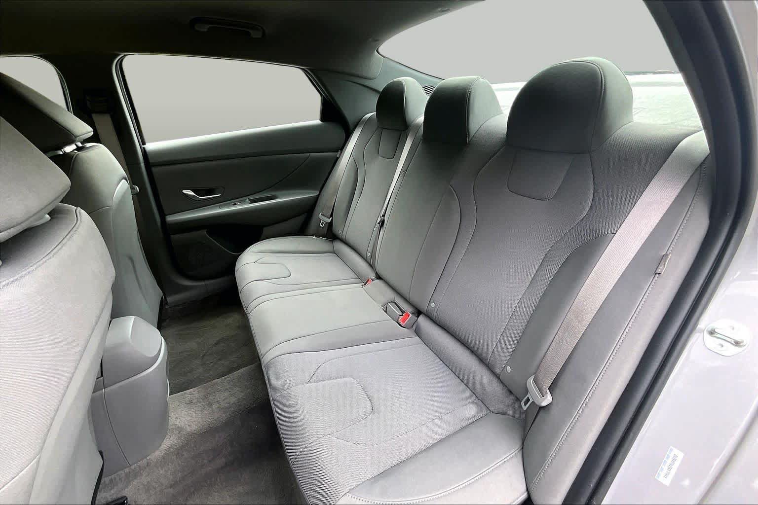 Used 2026 Hyundai Elantra SE FWD image 19