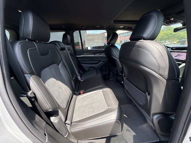New 2026 Jeep Grand Cherokee Altitude AWD/4WD image 36
