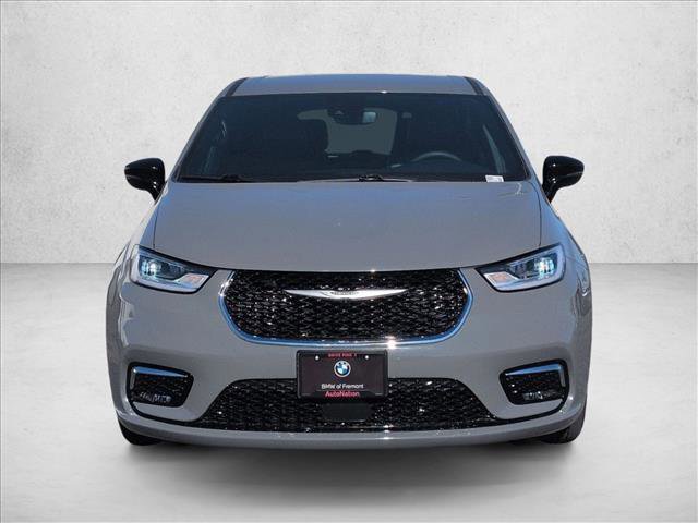 Used 2025 Chrysler Pacifica Select image 2