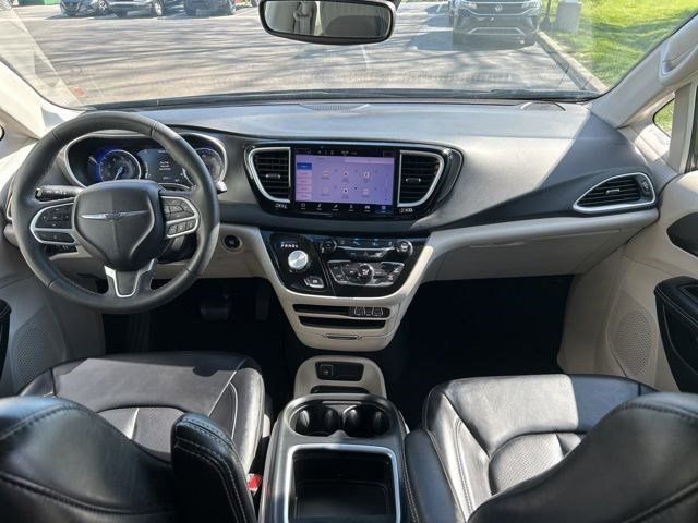 Used 2023 Chrysler Pacifica Touring-L FWD image 40