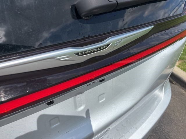 Used 2024 Chrysler Pacifica Touring-L FWD image 46