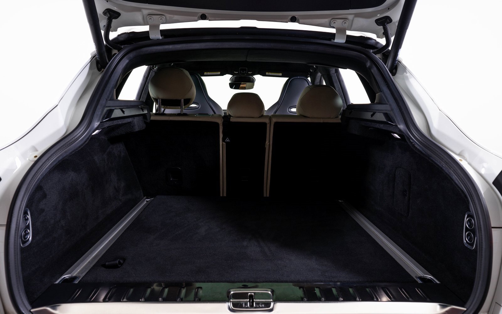 Used 2022 Aston Martin DBX image 21