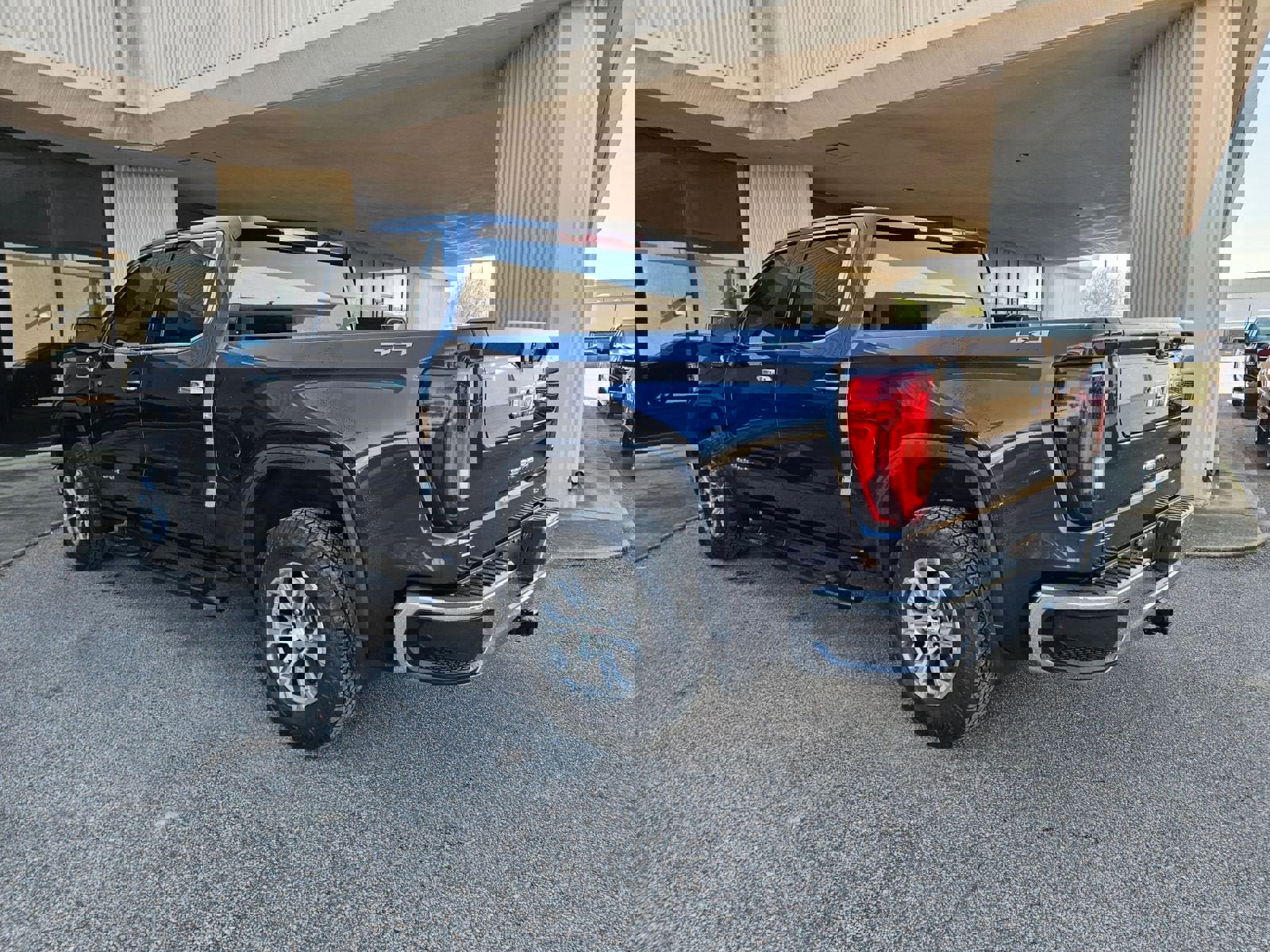 Used 2025 GMC Sierra 1500 SLT image 3