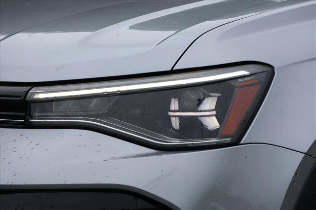 Used 2025 Volkswagen Taos SE FWD image 10